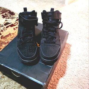 Size 4 all black Nike